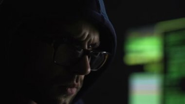 Veri, gözlük yansıma kontrol monitör dikkatle bakarak programcı