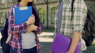 Sınıf arkadaşlarıyla konuşmak ve Üniversitesi önünde, eğitim gülüyor klasörler