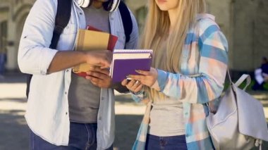 İki öğrenci birlikte, kız, kıdemli ve birinci sınıf öğrencisi açıklayan adam ayakta