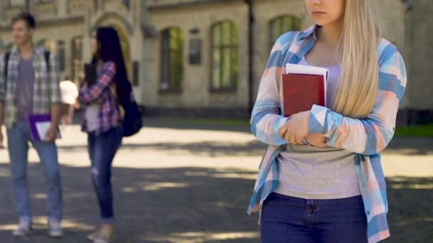 Samotna kobieta student ogląda kolegów rozmawia, udostępniany miłość, samotność — Wideo stockowe