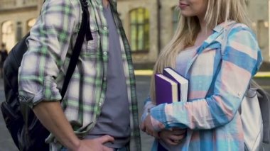 Kadın ve erkek öğrencilerin sınıfları, ilişki, sevgi sonra konuşuyor