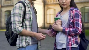 Genç çift ciddi ve konuşmayı, çift, kıskançlık ilişkisi