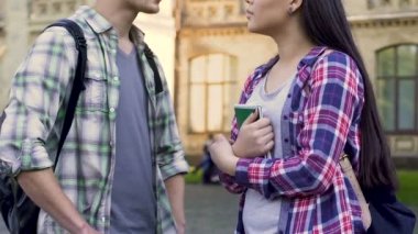 Kampüs, sınıf iletişim, dostluk konuşmayı öğrenciler