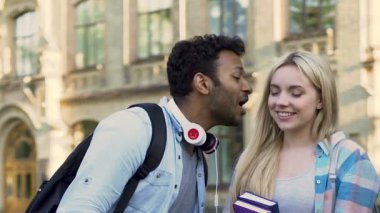 Güzel sarışın kızla, en iyi arkadaşlar eğlenmeye şaka karışık ırk adam