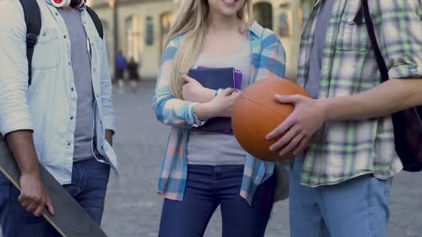 Popular college girl standing between two guys, choosing date, affection — Stock Video