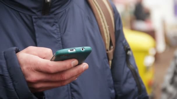 Guy verificar cronograma no aplicativo móvel no smartphone, à espera de transporte público — Vídeo de Stock