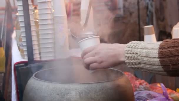 Muž nalití vařící nápoj do sklenic a dává všem, charita — Stock video