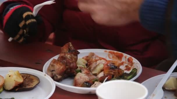 Família de refugiados que vem comer comida grátis de voluntários, pai alimentando criança — Vídeo de Stock
