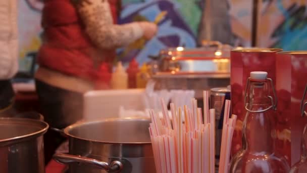 Mujeres cocinando comida callejera y servilletas plegables preparándose para servir a los clientes — Vídeos de Stock