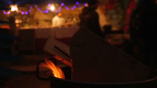 I registri pacificamente scoppiettano in fuoco su sfondo di mercatino di Natale festivo — Video Stock