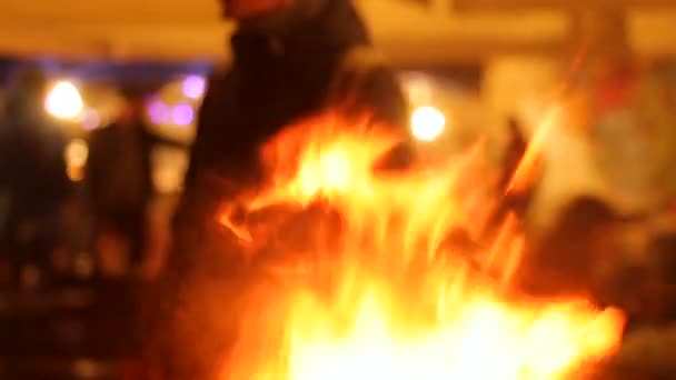 Tipul suspect fumează nervos, examinează focul în butoiul mare de stradă — Videoclip de stoc