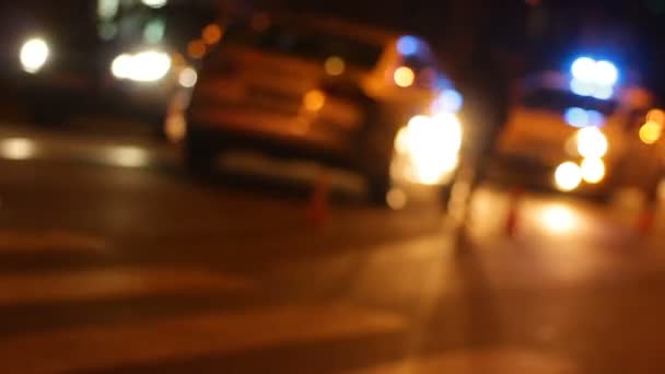 Coche de policía con linterna girada bloqueando camino a culpable en coche de accidente de carretera — Vídeos de Stock