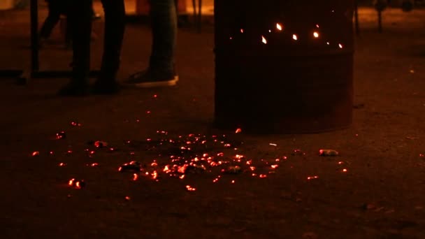 Sorunlu gençler dışarı asılı sokakta geceleri, ateşin yanında, ısınma çete — Stok video
