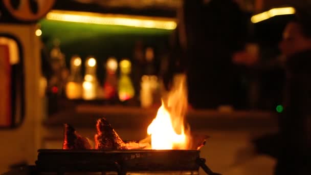 Verkoper van straat shop gieten aan bevroren klant warme glühwein gekruid — Stockvideo