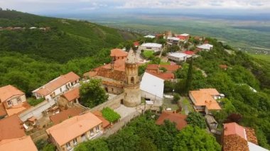 Harika panoramik manzarasını Sighnaghi kasaba ile eski kilise St George, seyahat