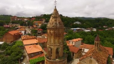 St George Kilisesi ve Signagi şehir Gürcistan'daki evlerin üzerinde uçan uçak