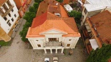 Signagi Tiyatrosu, eski şehrin ana Meydanı üzerinde yürüyen turist Panoraması