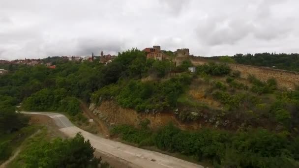 Drone volando por encima de la antigua ciudad de Sighnaghi en Georgia, vista de la pared de piedra y casas — Vídeo de stock