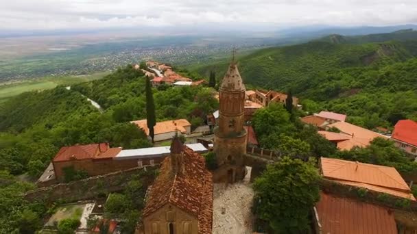 Prachtige luchtfoto van St George kerk in Signagi stad met Alazani vallei — Stockvideo