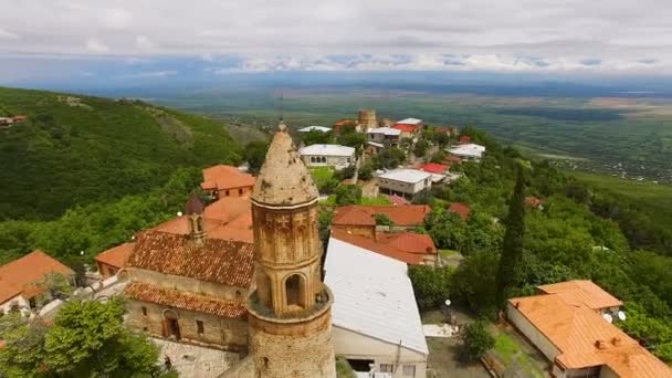 Blick auf den alten Glockenturm der Georgskirche in der Stadt Sighnaghi, touristischer Ort — Stockvideo