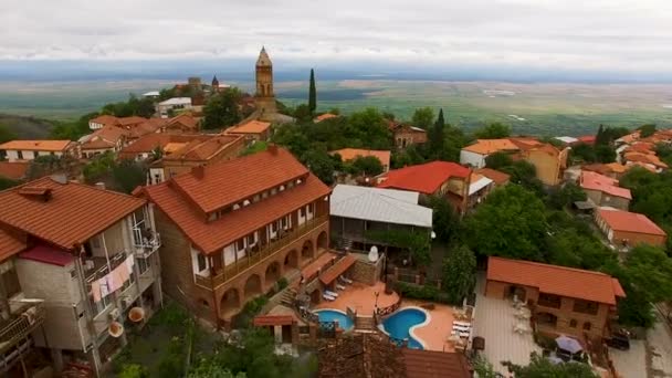 Wunderbare Luftaufnahme der Signagi-Stadt mit Blick auf Azani-Tal, Sehenswürdigkeiten — Stockvideo