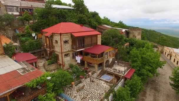 Panoramisch uitzicht op mooie huisje met zwembad buiten in Sighnagi stad — Stockvideo