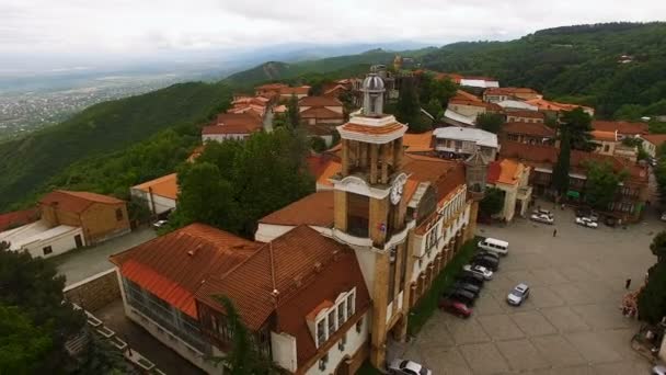 Fascinating aerial view of main square of Sighnaghi with city hall, sightseeing — Stock Video