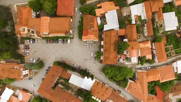 Вид с воздуха на красивую площадь Давида в городе Сигнахи в Грузии, путешествия — стоковое видео
