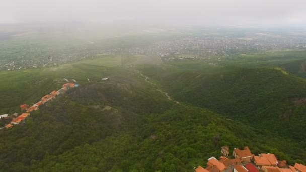Великолепный вид с воздуха на знаменитую долину Алазани и город Сигнахи в Грузии — стоковое видео