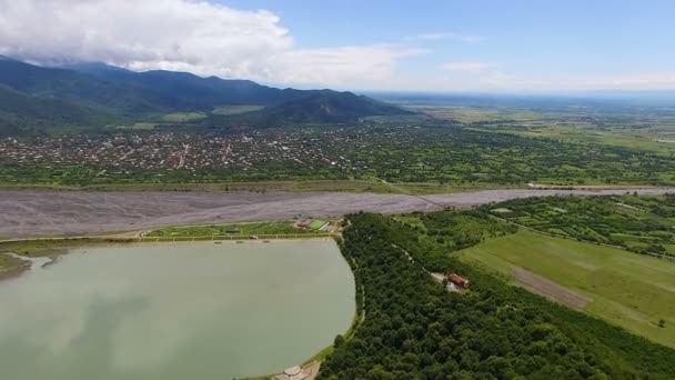 Atemberaubender Panoramablick auf See, Tal mit Häusern und Berg in Georgien — Stockvideo