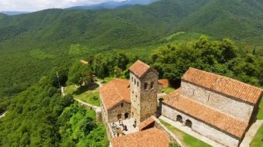 İnanılmaz Nekresi Manastırı ve Georgia, turizm Alazani vadisinde hava atış