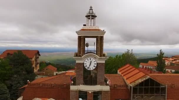 Perfect aerial view of Sighnaghi city hall with clock and green Alazani valley — Stock Video