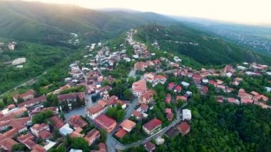 Signagi kasaba Alazani vadisinde yer alan güzel panoramik manzaralı