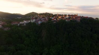 Kafkasya, altın saat yeşil tepelerde yer alan küçük turistik Sighnaghi kasaba