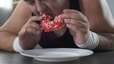 Yerde yatarken ve egzersiz yaptıktan sonra bağımlılığı donut yemek tembel tombul adam