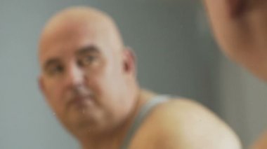 Onun ayna yansıması seyir ve sorunlar hakkında düşünme üzgün obez erkek