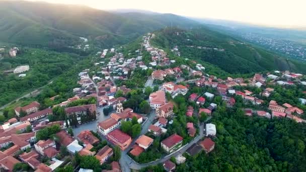 Hermosa vista panorámica de la pequeña ciudad Signagi situada cerca del valle de Alazani — Vídeo de stock