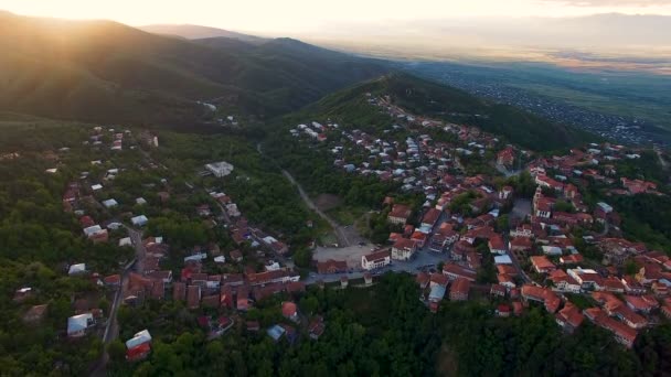 素晴らしい景色、緑豊かな丘に位置する住宅のジョージア シグナギ町の夕日 — ストック動画