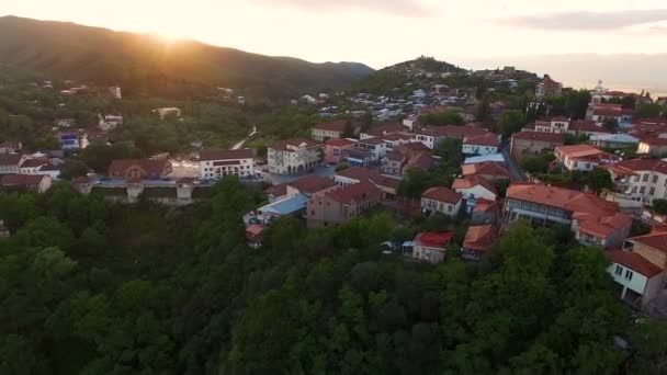 Magische Luftaufnahme der schönen Stadt Sighnaghi auf Hügeln gelegen, goldene Stunde — Stockvideo