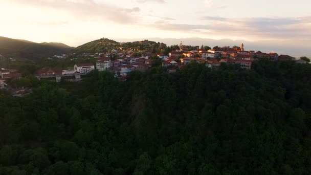 Малый туристический Синьяги город, расположенный на зеленых холмах Кавказа, золотой час — стоковое видео