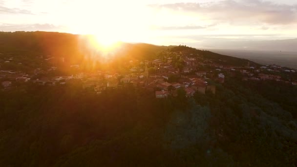 Gyllene solljus faller på vackra Sighnagi stad i Georgien, ekoturism — Stockvideo