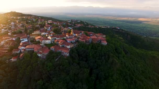 Breathtaking view of cozy houses and main square in Sighnagi town at sunset — Stock Video