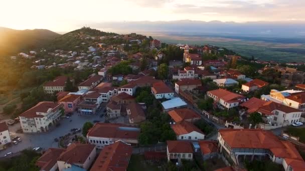 Stunning aerial view of Sighnagi town, Alazani valley and Caucasus mountains — Stock Video