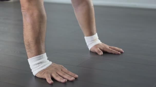 Gemotiveerde plus grootte man doen push-ups en zweten, home training, gezondheidszorg — Stockvideo