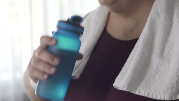 Detailní záběr na tučný muž pitné vody a odpočinku po těžké cardio trénink — Stock video