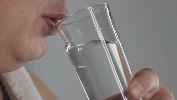 Hombre regordete bebiendo agua clara del vaso y sonriendo, dieta y salud — Vídeos de Stock