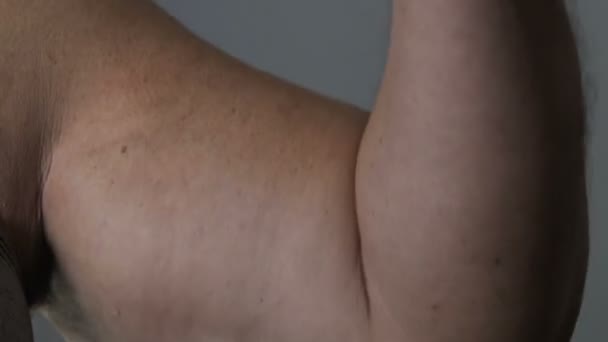Primer plano del macho corpulento mostrando sus bíceps débiles ante la cámara, haciendo dieta — Vídeo de stock
