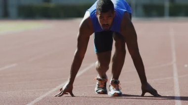 Profesyonel runner onun yarış başlar crouch Başlat, kazanmak için arzu, dayanıklılık