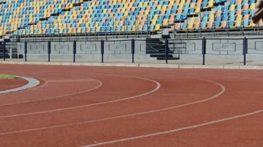 Maksatlı sporcular stadium çevresinde çalışan eğitim önce kasları Isınma