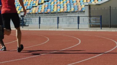 Futbol oyuncu çalışan hızlı, önemli maçı, aktif yaşam önce eğitim